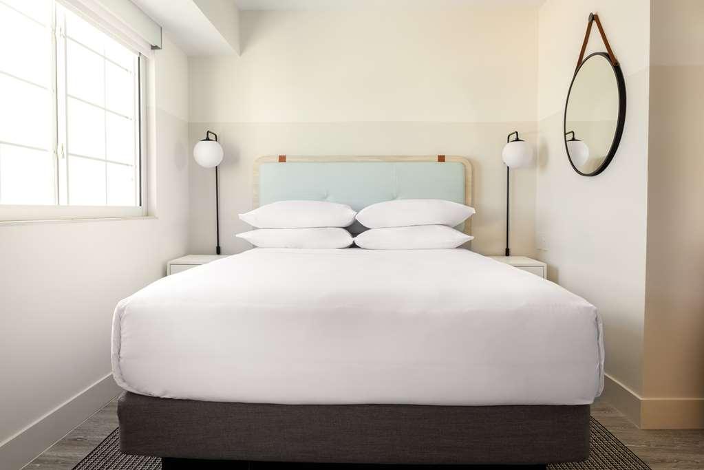 Comfort Suites Seven Mile Beach George Town Room photo